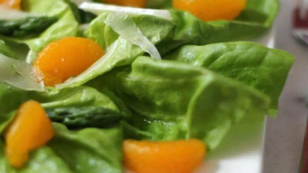 Ensalada verde con mandarina  y alemdnras